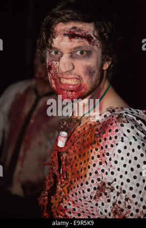 Bristol, Royaume-Uni. 31 octobre, 2014. Des centaines se sont habillés comme des zombies et couverts de faux sang à Bristol's Zombie Walk annuels qui ont défilé dans le centre-ville. La marche est programmée pour coïncider avec l'Halloween. Credit : Redorbital Photography/Alamy Live News Banque D'Images