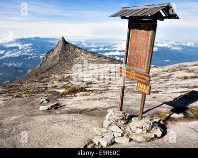 Le Mont Kinabalu, le plus haut sommet de l'archipel malais, Sabah, Malaisie Orientale. Banque D'Images