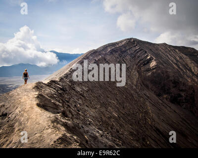Randonneur marchant autour du bord de Gunung Bromo volcan dans l'Est de Java, Indonésie. Banque D'Images