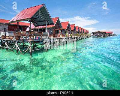 Bungalows sur l'île de Mabul, Sabah, Malaisie Orientale. Banque D'Images