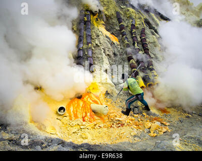 Mineur de soufre à l'intérieur du cratère du volcan Kawah Ijen, Java Est, Indonésie. Banque D'Images