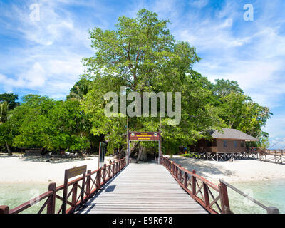 La jetée principale à l'île de Pulau Sipadan à Sabah, Malaisie Orientale. Banque D'Images