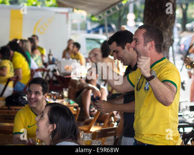 Cheerful Brésil fans célébrant la victoire à la Coupe du monde de match de foot à la télé dans un bar à Salvador, Bahia, Brésil. Banque D'Images