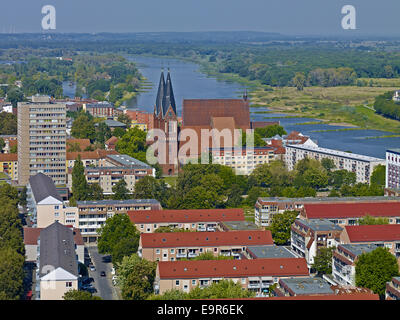 Vue de la rivière Oder avec Friedenskirche à Francfort (Oder), Allemagne Banque D'Images