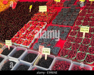 Les petits fruits en vente sur un marché à Stockholm, Suède Banque D'Images