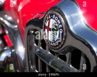 Alfa Romeo badge sur une grille classique Banque D'Images