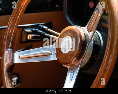 Volant en bois classique dans une voiture de course d'Alfa Romeo Banque D'Images