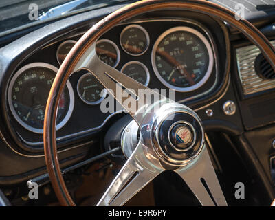 Volant et instruments dans une voiture de course classique Maserati Sebring Banque D'Images