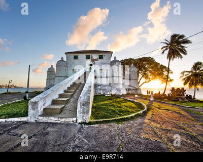 Coucher du soleil à Monte Serrat Fort à Salvador da Bahia, Brésil. Banque D'Images