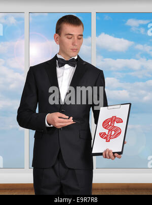 Businessman standing in office et holding clipboard avec dollar Banque D'Images