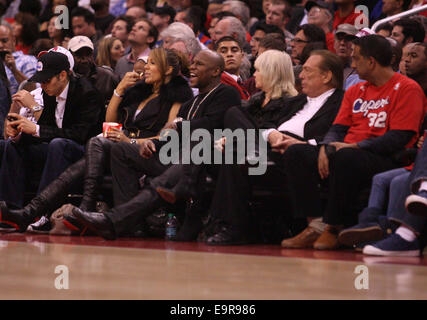 Donald Sterling (Los Angeles Clippers) Propriétaire assis avec beaucoup de boxe Floyd Mayweather Jr., pour avoir du plaisir a l'A.L. Clippers jeu.Les Chicago Bulls défait les Los Angeles Clippers par le score final de 114-101 au Staples Center dans le centre-ville de Los Angeles avec : Donald Sterling,Floyd Mayweather Jr. Où : Los Angeles, California, United States Quand : 30 déc 2011 Banque D'Images