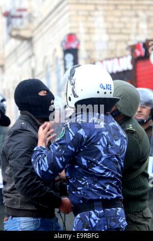 Les forces de sécurité palestiniennes tentent de parler à un jeune Palestinien dans les rues de Bethléem, en Cisjordanie. Les forces de sécurité palestiniennes ont été déployés pour tenter de calmer les protestations dans la ville. Divers politiciens palestiniens et les dirigeants ont déclaré la journée une "Journée de la Colère" en Cisjordanie. C'est à la suite d'une fermeture sans précédent d'Al Aqsa le jeudi matin, ce qui était la première fois que le site a été fermé aux saints et fidèles musulmans palestiniens depuis 1967. Il a été ré-ouvert mais des restrictions ont été imposées aux Palestiniens qui tentent d'entrer dans la mosquée. La clôture de la troisième holi Banque D'Images