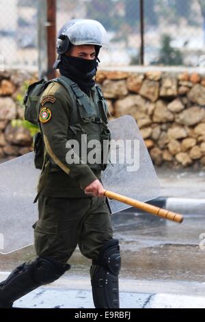 Un agent de sécurité palestinien marches dans les rues de Bethléem, en Cisjordanie, où la jeunesse palestinienne a tenté de protester le vendredi, à la suite de troubles à Jérusalem sur les restrictions à la mosquée Al Aqsa et le meurtre d'un Palestinien. Divers politiciens palestiniens et les dirigeants ont déclaré la journée une "Journée de la Colère" en Cisjordanie. C'est à la suite d'une fermeture sans précédent d'Al Aqsa le jeudi matin, ce qui était la première fois que le site a été fermé aux saints et fidèles musulmans palestiniens depuis 1967. Il a été ré-ouvert mais des restrictions ont été imposées aux Palestiniens qui tentent d'entrer dans la Banque D'Images