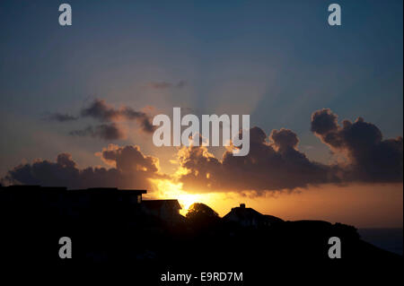 Swansea, Pays de Galles, Royaume-Uni. 1er novembre 2014. Le soleil se lève sur les toits de maisons dans le district de Langland Swansea aujourd'hui le premier jour de novembre comme le temps doux persiste. Credit : Phil Rees/Alamy Live News Banque D'Images