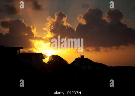 Swansea, Pays de Galles, Royaume-Uni. 1er novembre 2014. Le soleil se lève sur les toits de maisons dans le district de Langland Swansea aujourd'hui le premier jour de novembre comme le temps doux persiste. Credit : Phil Rees/Alamy Live News Banque D'Images