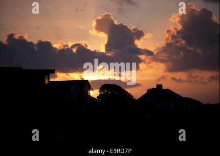 Swansea, Pays de Galles, Royaume-Uni. 1er novembre 2014. Le soleil se lève sur les toits de maisons dans le district de Langland Swansea aujourd'hui le premier jour de novembre comme le temps doux persiste. Credit : Phil Rees/Alamy Live News Banque D'Images