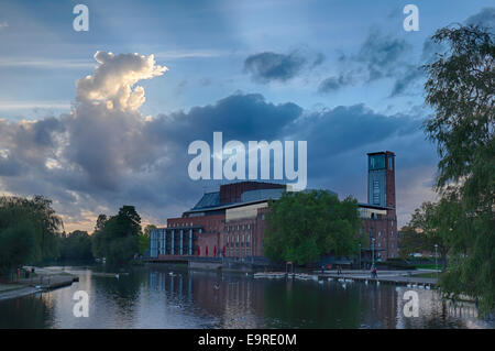 La Royal Shakespeare Company's Swan Theatre à Stratford Upon Avon au coucher du soleil de l'autre côté de la rivière avec des faisceaux de lumière du soleil Banque D'Images