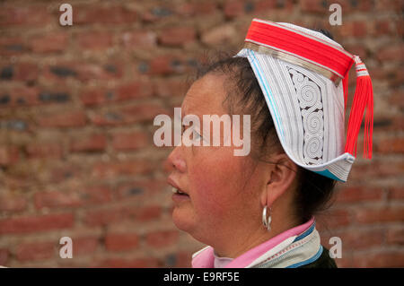 Femme gejia avec coiffe traditionnelle, matang, province de Guizhou, Chine Banque D'Images