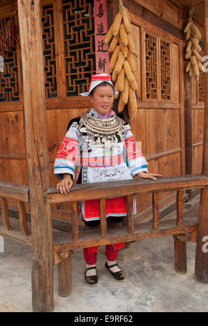 Femme gejia avec usure traditionnelle et en argent, matang, province de Guizhou, Chine Banque D'Images