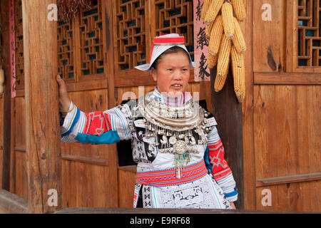 Femme gejia avec usure traditionnelle et en argent, matang, province de Guizhou, Chine Banque D'Images