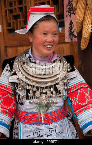 Femme gejia avec usure traditionnelle et en argent, matang, province de Guizhou, Chine Banque D'Images