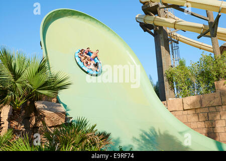 La tour de l'eau Poseidon glisser dans le parc aquatique Aquaventure Atlantis The Palm Jumeirah Island Hotel, Dubai UAE Banque D'Images