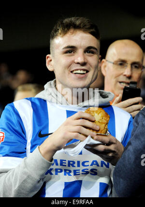 Brighton et Hove Albion football fan de manger une tarte sur les terrasses du rez-de Banque D'Images