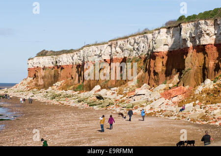 Plages Plage de hunstanton norfolk uk craie rouge stratifié et calcaire des falaises de craie blanche sur la plage de Old Hunstanton cliff Banque D'Images