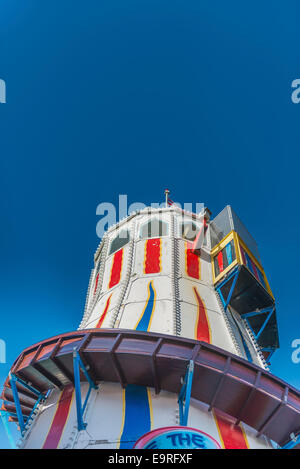 Helter Skelter en bois Vintage contre un ciel bleu clair Banque D'Images