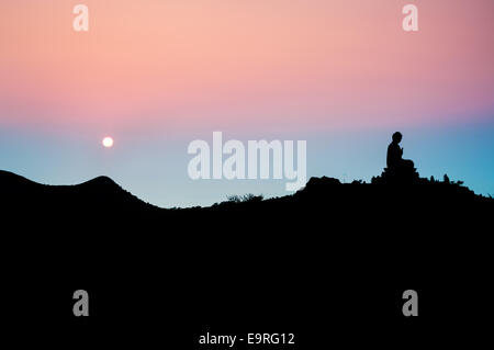 Silhouette du Grand Bouddha de Ngong Ping au coucher du soleil, Lantau, Hong Kong Banque D'Images