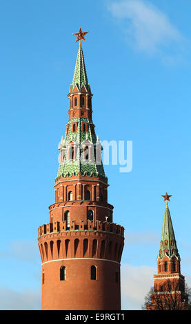 Vodovzvodnaya Moscou Kremlin tower sur fond de ciel bleu Banque D'Images