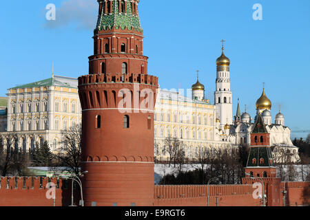 Vodovzvodnaya Moscou Kremlin tower sur fond de ciel bleu Banque D'Images