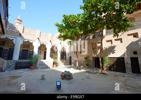 Dans la cour de l'édifice du ministère du Patrimoine architectural du quartier historique d'Al Bastakiya Bur Dubai UAE Banque D'Images