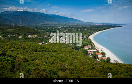 La côte de l'Raralia avec Mont Panteleimonos Olymus en arrière-plan dans la région de Thessalie, en Grèce. Banque D'Images