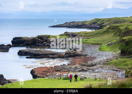 Balades le long du littoral à touristes Brothers' Point - Rubha Nam Brathairean - plage de galets sur l'île de Skye, les îles occidentales de Banque D'Images