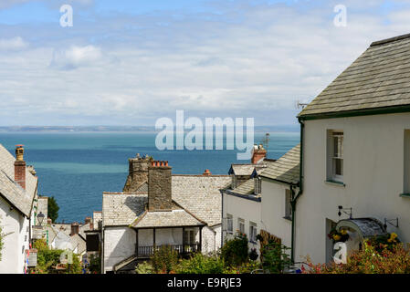 Toits et mer à Clovelly, Devon, raccourcissement de l'historique village de pêcheurs sur la côte nord du Devon Banque D'Images