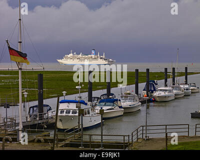 Mme Thomson Spirit sur l'Elbe près de Cuxhaven, Allemagne Banque D'Images