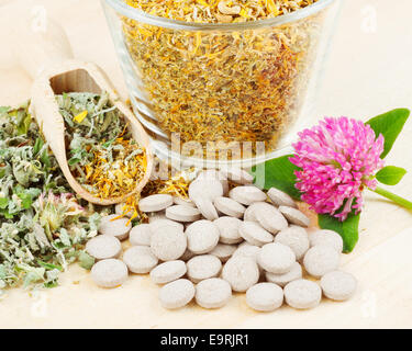 Herbe de guérison dans la coupe en verre, tablettes, phytothérapie Banque D'Images