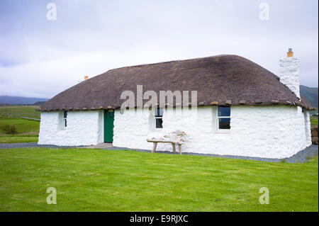 Toit de chaume pondérées avec des pierres à chaux de chaume restauré grange cottage, Tigh Nighean Bhan, île de Skye, l'ouest de l'I Banque D'Images