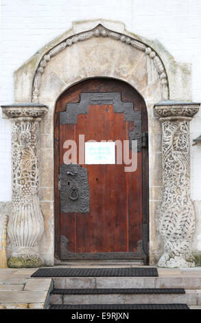 Vintage porte à un immeuble à Moscou avec l'inscription - fermer la porte Banque D'Images