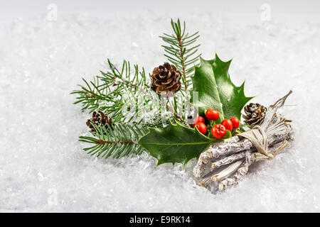 Carte de Noël et Nouvel An avec feuilles et baies de houx Banque D'Images