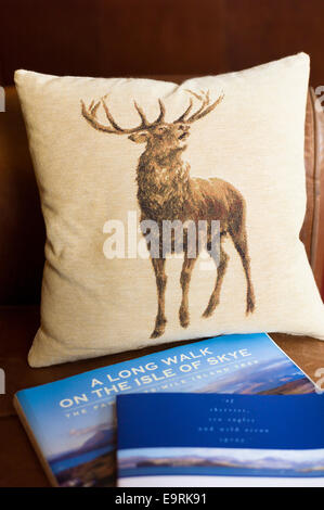 Coussin de Red Deer et promenades guide book avec le luxueux hôtel Ullinish Lodge Hotel à Struan, île de Skye, dans l'ouest de l'îles de Scotla Banque D'Images