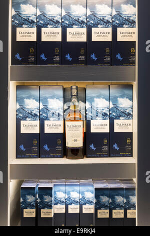 Bouteilles de 75cl de 10 ans Talisker single malt scotch whisky en cartons sur l'affichage pour la vente au magasin le visiteurs tour à distiller Banque D'Images