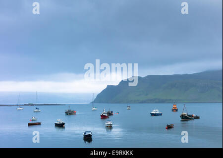 La location de bateaux de pêche et de yachts en mer paisible scène sur l'île de Skye, Western Isles of Scotland, UK Banque D'Images