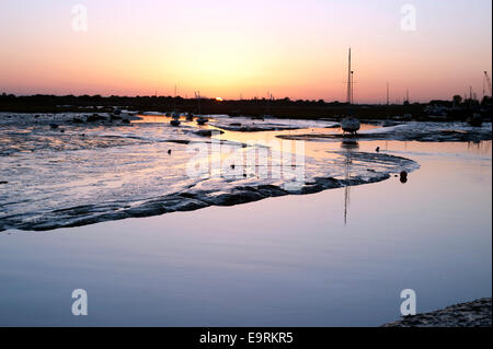 Coucher du soleil sur l'estuaire de la Tamise à Old Leigh, Leigh-on-Sea, Essex, Angleterre, Royaume-Uni. Banque D'Images