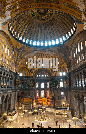 La magnifique coupole décorée de la mosquée Sainte-Sophie, Istanbul, Turquie. Banque D'Images