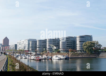 Vue sur le port intérieur, Duisburg, Allemagne, vers le soi-disant cinq bateaux d'édifices à bureaux par l'architecte Nicholas Grimshaw Banque D'Images