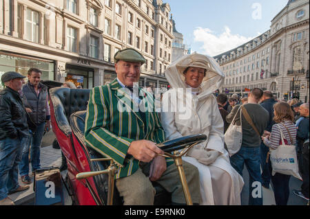 Regent Street, Londres UK. 1er novembre 2014. Le Regent Street Motor Show revient pour sa dixième année, le prélude à l'Bonhams Londres à Brighton Veteran Car Run le dimanche 2 novembre. Les participants à la période robe. Credit : Malcolm Park editorial/Alamy Live News Banque D'Images