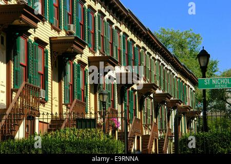 NYC : Une rangée de maisons en bois uniques sur Sylvan Terrace dans le quartier historique de jumel East Harlem Banque D'Images