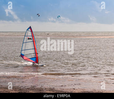 Une frontière de la voile et kite surfeurs dans la distance, par un jour de vent à Exmouth dans le Devon, Royaume-Uni. De bonnes conditions pour le kite surf. Banque D'Images